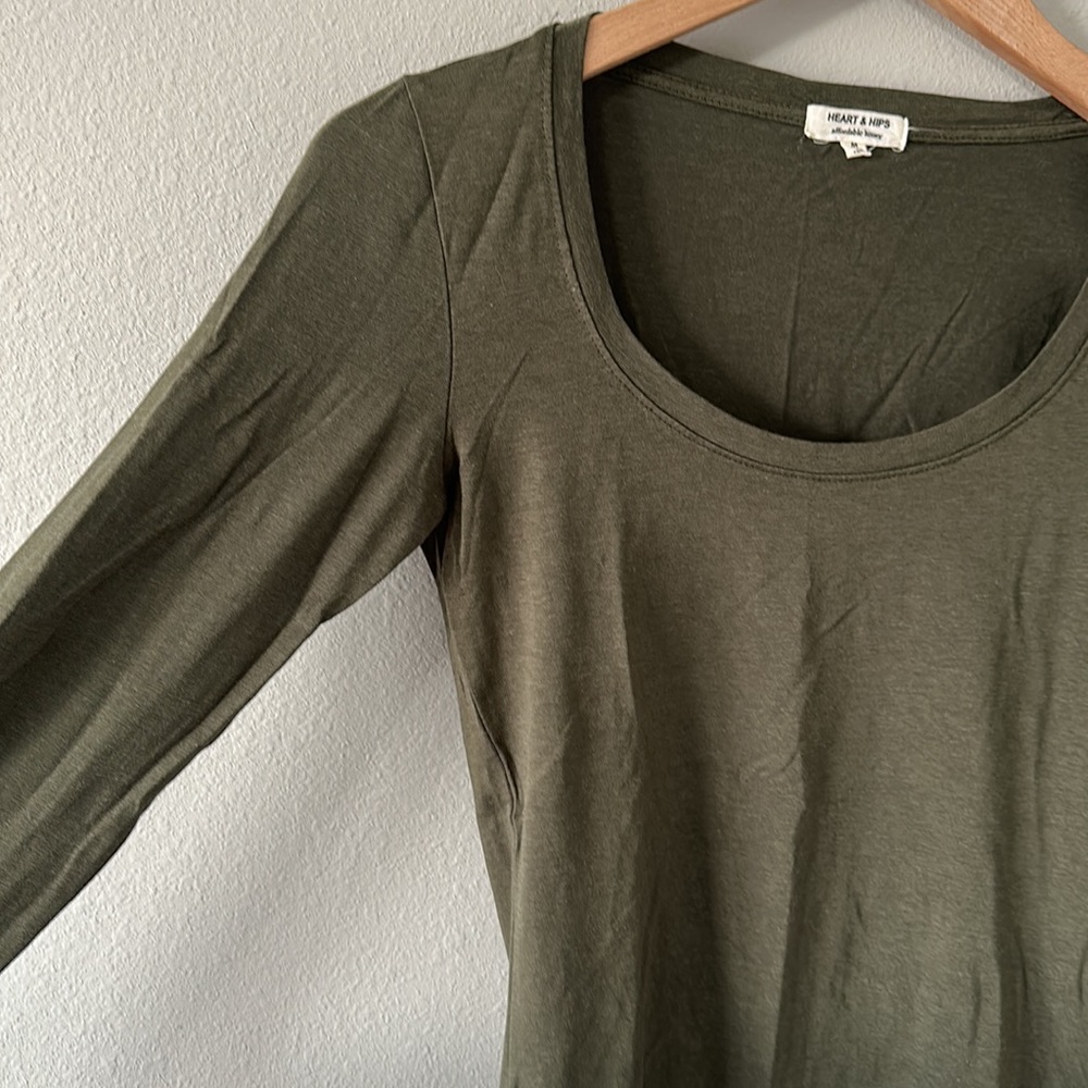 Hearts & Hips Green Affordable Luxury Scoop Neck Long Sleeve Tee Medium - Picture 6 of 12